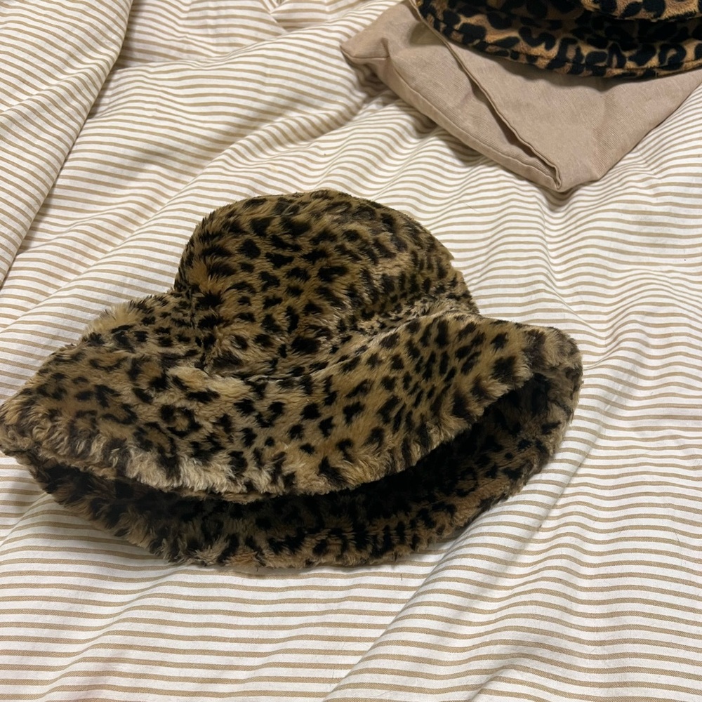 Faux Fur Leopard Print Bucket Hat - Picture 4 of 4